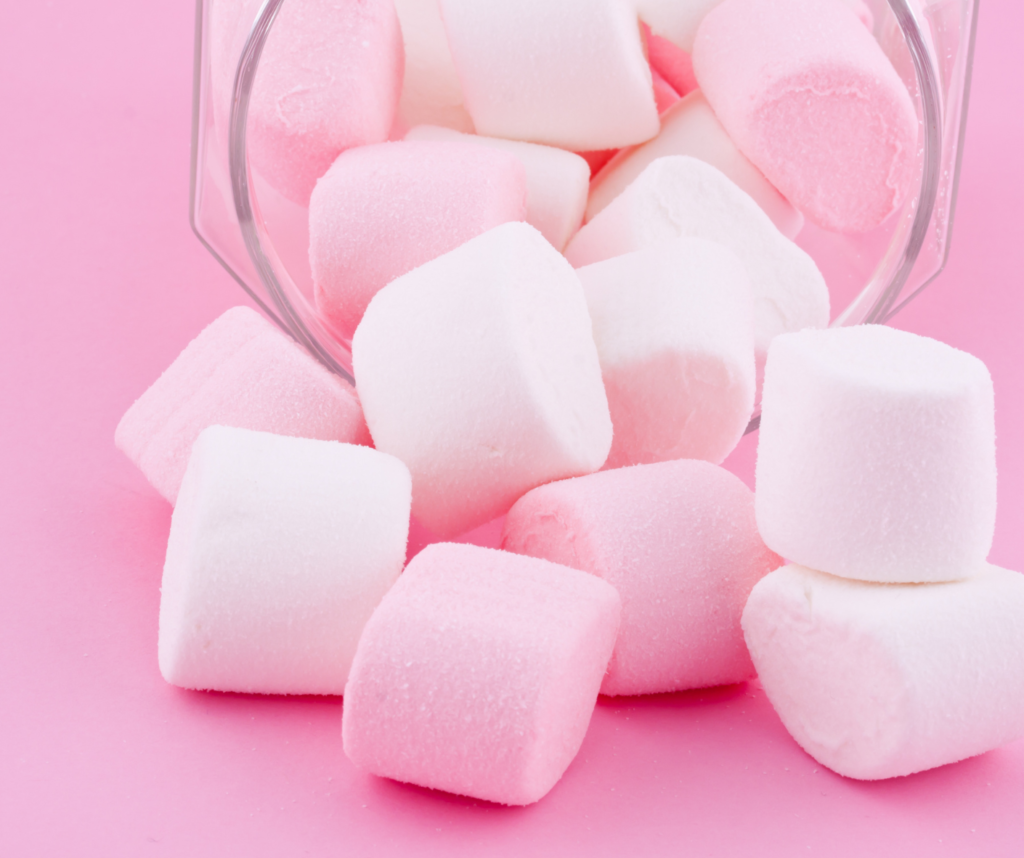 Gros plan sur un bocal de marshmallows, référence faite à la gratification différée, à appliquer aux pratiques de recrutement